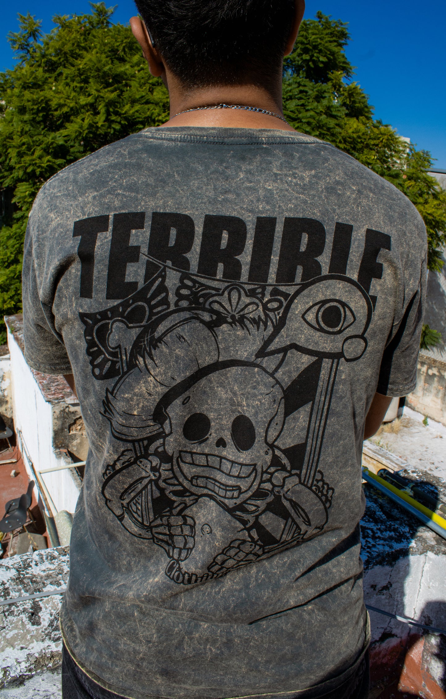 PLAYERA LA HUESUDA MINERAL WASH