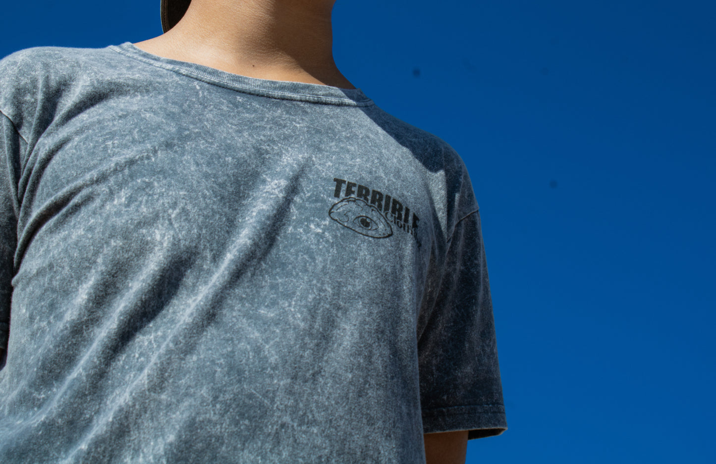 PLAYERA LA HUESUDA MINERAL WASH