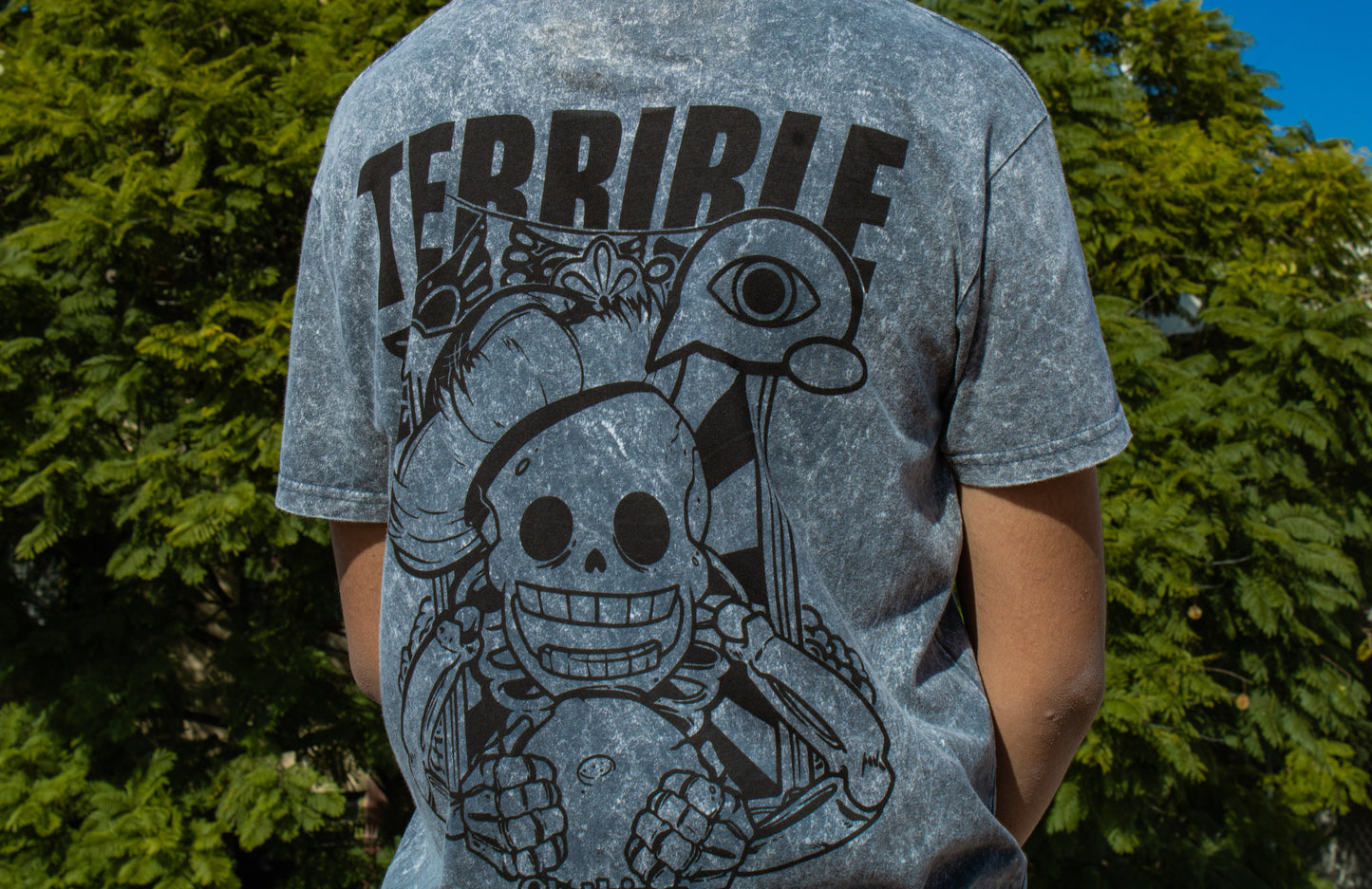 PLAYERA LA HUESUDA MINERAL WASH